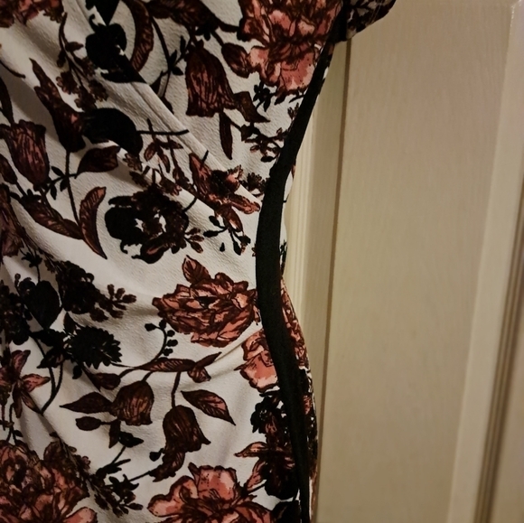 Almost famous floral dress size small - Picture 3 of 7
